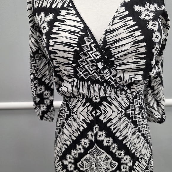 Express Monochrome Geometric Long Sleeve Maxi Dress - Picture 3 of 11